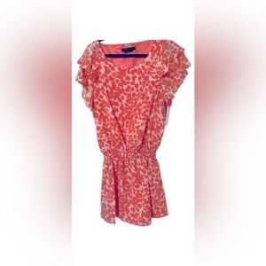 NWT BCBG flutter sleeve top color is coral/orange with white size M